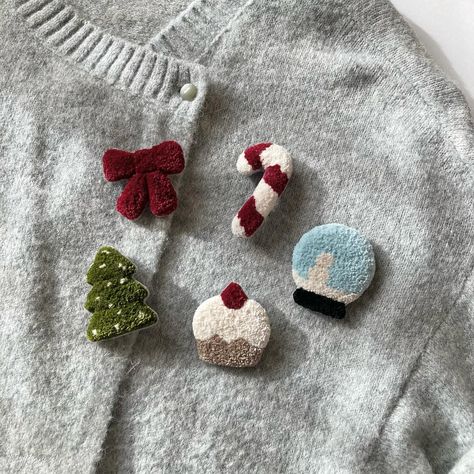 Instagram Punch Needle Pins, Punchneedle Art, Christmas Punch Needle, Needle Cushion, Christmas Punch, Punch Needle Patterns, Punch Needle Embroidery, Needle Punch, Crochet Cross