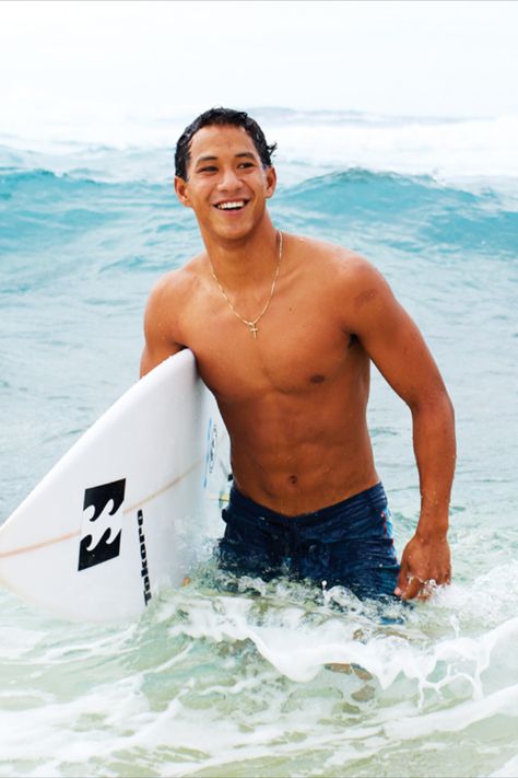 The Oʻahu native is ready to hit the main stage of professional surfing. Native Hawaiian Men, Hawaiian Male Models, Hawaiian Character Design Male, Surfer Reference, Samoan Guys, Hawaiian Guys, Seth Moniz, Pacific Islander Men, Hawaii Guys