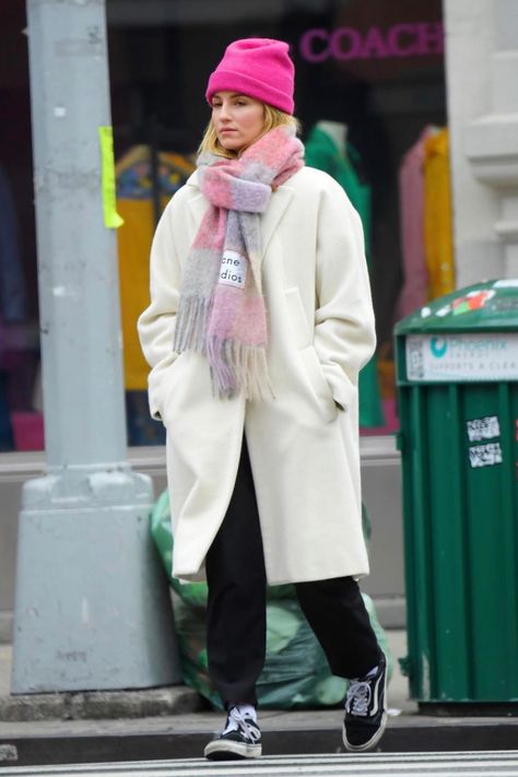 Mantel Outfit, Beanie Outfit, Dianna Agron, Autumn Street Style, Star Style, Winter Fashion Outfits, Fall Winter Outfits, Outfits Casuales, Star Fashion