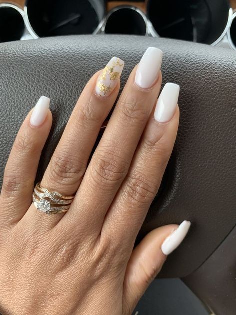 White Nails W Gold Flakes, White Acrylic Nails With Gold Flakes, White Gold Flakes Acrylic Nails, Good Flake Acrylic Nails, White Gel Nails With Gold Flakes, Gel Nail Designs Gold Flakes, Coffin Gold Flake Nails, White Gold Short Nails, Oval Nails With Gold Flakes