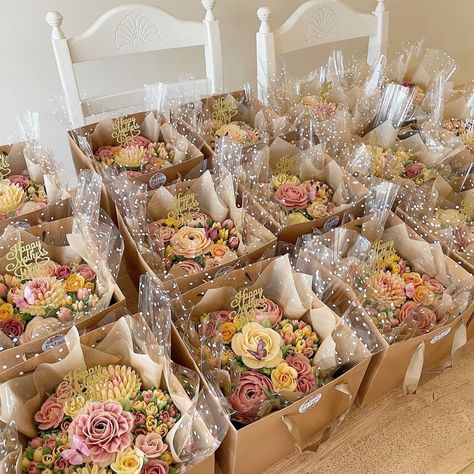 Flower Bouquet Cupcakes, Cupcake Bouquet Box, Cupcake Arrangements, Cupcake Flower Bouquets, Cupcake Flower, Poppy Lane, Cake Bouquet, Mothers Day Cupcakes, Cupcake Decorating Tips