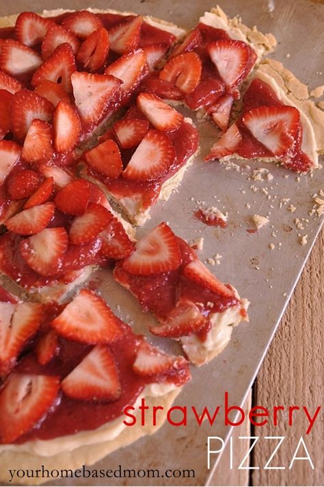 strawberry pizza Strawberry Pizza, Sugar Cookie Crust, Dessert Pizza, Sweet Cookies, Think Food, Yummy Sweets, A Pizza, Strawberry Recipes, How Sweet Eats