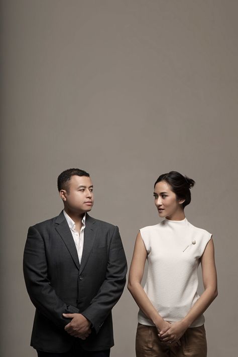 Classy And Timeless Pre-Wedding Studio Session - 014 Formal Prewedding Photo Ideas, Pre Wedding Studio Ideas, Studio Prewedding Photo Ideas, Indoor Prewedding Concept, Pre Wedding Indoor, Prewedding Ideas Indoor, Prewedding Photography Studio, Prewed Indoor, Prewedding Studio