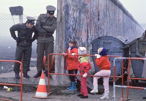 Berlin Wall Fall, German School, Border Guard, The Berlin Wall, South Vietnam, Kids Talking, Berlin Wall, East Germany, School Children