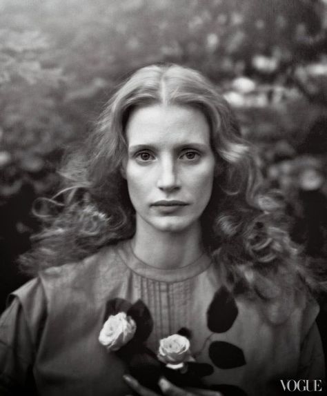 Annie-Leibovitz---Jessica-Chastain---Vogue-2013_12_05 Annie Leibovitz Portraits, Annie Leibovitz Photography, Julia Margaret Cameron, Vogue Photo, Band Of Outsiders, Vivian Maier, Annie Leibovitz, Black And White Photograph, Vogue Us