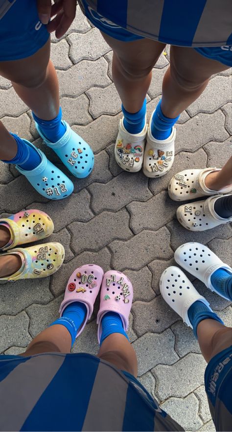 Crocs Gibbets, Aesthetic Crocs, Croc Ideas, Crocs With Charms, Bling Crocs, Crocs Ideas, Crocs Outfit, Bedazzled Shoes, Crocs Slippers