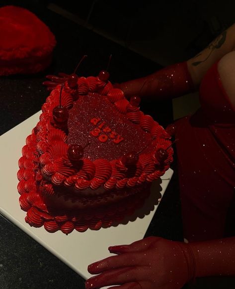 Red Glitter Heart Cake, Simple Aesthetic Cakes, Red And Black Heart Cake, Red Bday Cake, Red Aesthetic Birthday, Red Birthday Ideas, Red And Gold Birthday Cake, 19 Birthday Cake Aesthetic, Red Aesthetic Party