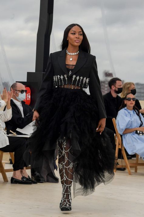 Black Tulle Skirt Outfit, Tulle Skirts Outfit, Tulle Skirt Black, Straight Hair Extensions, Skirt Trends, Black Tulle, Outfit Trends, Naomi Campbell, Abayas Fashion