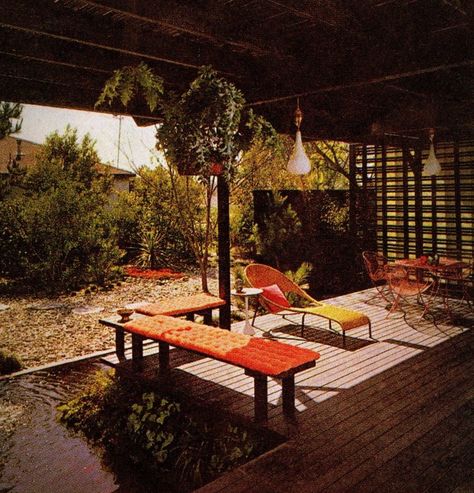 60s Backyard, 70s Patio, Kitschy Cabin, Mid Century Backyard, Midcentury Patio, Mid Century Modern Landscape, Deck Porch Ideas, Vintage Backyard, Backyard Covered Patios