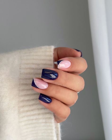 30 Chic Nail Art You'll Love Blue And Red Nails Designs, Shellac Nails Fall, Art Noel, Holiday Acrylic Nails, Santa Nails, Classy Acrylic, Navy Nails, Kutek Disney, Colourful Nails