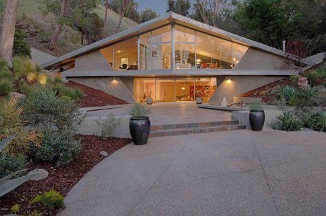 ‘Breezy’ House: Filming Location Is Kimball House in Tarzana – DIRT Tarzana California, Triangle House, Open Space Living, Tarzan, Maine House, Open Concept, Mid Century Design, Midcentury Modern, Modern Architecture