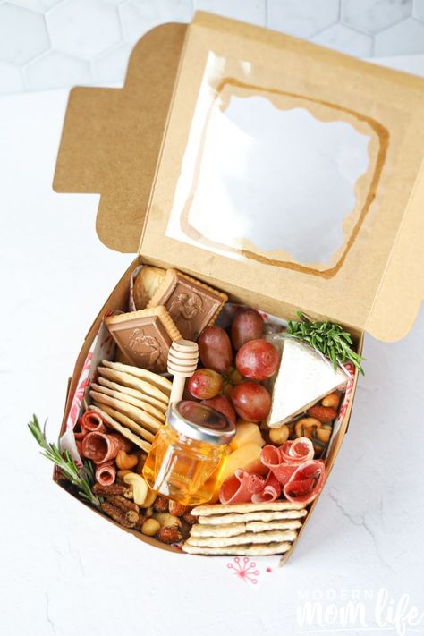 Make and gift these delicious DIY Charcuterie Boxes for any occasion. Learn how to make personal charcuterie boxes that people crave! AD #Charcuterie #PartyTreats #CharcuterieTutorial #Cheeseboard Charcuterie Box Ideas, Personal Charcuterie, Diy Charcuterie Board, Charcuterie Gift Box, Charcuterie Lunch, Mini Cheese Boards, Charcuterie Box, Charcuterie Boxes, Charcuterie Gifts