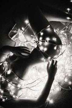 Christmas Lights Photoshoot, Boudiour Poses, Helloween Wallpaper, Light Shoot, Bouidor Photography, Holiday Photoshoot, Christmas Shoot, Photography Posing Guide, Posing Guide