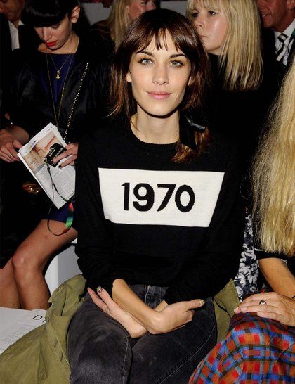 Alexa Chung styling a Bella Frued slogan sweater at London Fashion Week     http://www.elleuk.com/fashion/what-to-wear/slogan-sweaters#image=2 Vintage Hijab, Style Hijab Simple, Slogan Sweater, Urban Fashion Editorial, Alexa Chung Style, Conversational Prints, Bella Freud, Urban Style Outfits, Urban Dresses