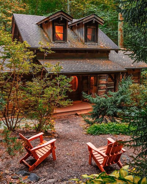 Had to test out Instagram’s new 20-photo limit with the awesome cabin photos by @dirtandglass and @heypamcakes 😍 🏠 The Cabin at Squirrel Creek 📍Newland, North Carolina #logcabin #fallgetaway #visitnc #blueridgemountains #petfriendly #vrbo #airbnb #hiking —————- fall vacation | close to hiking trails | waterfall in the backyard | cozy cabin | bring your pup | get outdoors | vacation rental Backyard Cozy, Cabin Photos, Hiking Fall, Cabin Vibes, Fall Vacation, Fall Vacations, Fall Getaways, Cabin Vacation, Outdoor Vacation