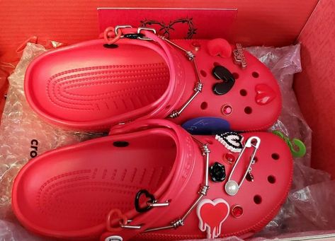 Karol G Crocs, Jibbitz Ideas, 2022 Christmas List, Charms Crocs, Crocs Fashion, Bday List, Ideal Wardrobe, 2022 Christmas, Shoe Inspo