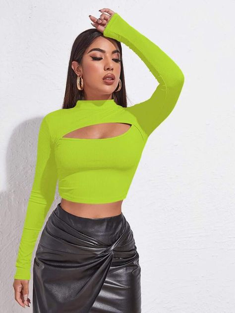 Lime Top Outfit, Lime Green Top Outfit, Cute Neon Outfits, Green Fashion Outfits, Lime Green Scarf, Neon Green Top, Modeling Outfits, Neon Outfits, Verde Lima