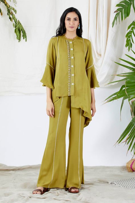 Shirt And Flared Pants, Asymmetric Shirt, Asymmetrical Shirt, Designer Anarkali, Shirt Pant Set, Smart Outfit, Indian Designer Outfits, Flared Pants, Kurta Designs