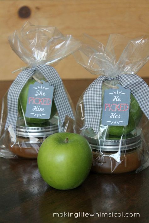 Adorable Edible Wedding or Bridal Shower Favor :: Apples with a Tin of Caramel for Dipping! Creative Wedding Favors, Favors Ideas, Couple Wedding Shower, Wedding Souvenir, Edible Wedding Favors, Boda Mexicana, Wedding Favors Fall, Wedding Shower Favors, Fall Bridal Shower