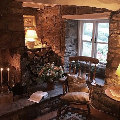 Old English Cottage, Dining Room Corner, Cottage Interior, Country Interior, Cottage In The Woods, Old Cottage, Hygge Home, Cottage Interiors, English House