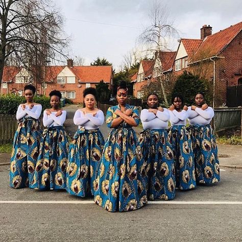 Wakanda Forever 😍 Loving the wedding party pic from @godsloveis_ via @grass_fields Roora Squad Outfits, Lobola Outfits Bridesmaids, Zimbabwean Wedding, Bridesmaids Styles, Choir Uniforms, Kwanzaa Principles, African Bridesmaids, Party Pic, African Bridal Dress