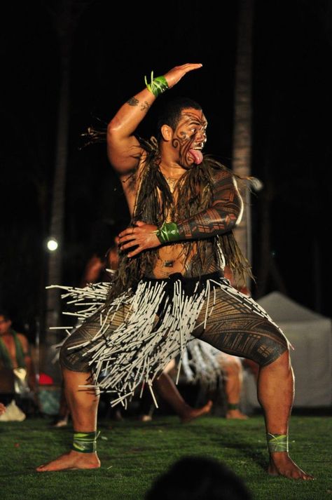 Polynesian People, Chris Garver, Polynesian Dance, Polynesian Men, Man Tattoo, Maori People, Māori Culture, Hawaiian Tattoo, World Dance