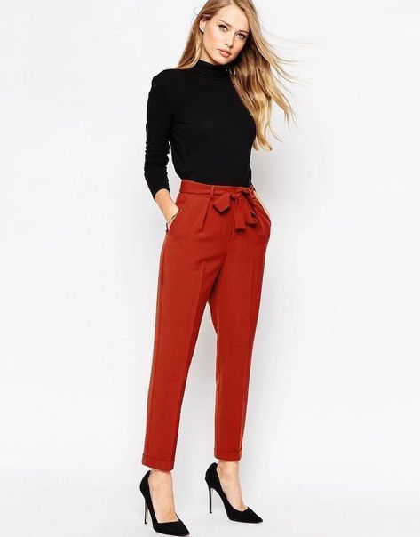 business-casual-dress-code-red-trousers-black-polo-shirt-velvet-high-heels Peg Trousers, Mode Tips, Womens Business Casual, Outfit Trends, Professional Attire, Red Pants, Business Outfit, Casual Work Outfits, Work Outfits Women