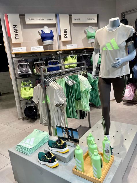 Running Store Design, 27 Life Hacks, Clothing Store Interior, Focus Point, Store Interiors, Store Interior, Visual Merchandising, Store Design, Gym Outfit