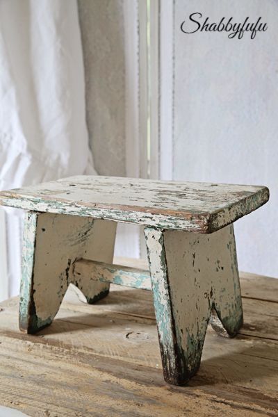 درج السلم, Wood Step Stool, Wooden Step Stool, Rustic Stools, Aqua Paint, Deco Champetre, Milking Stool, Primitive Furniture, Decor Quotes