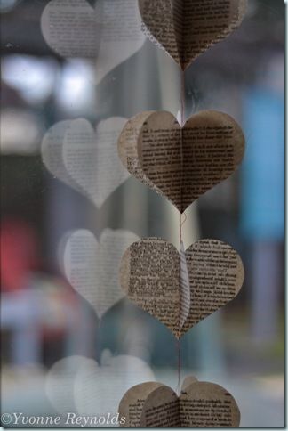 Diy Room Decor For Teens, Book Page Crafts, Cute Diy Room Decor, Heart Garland, Paper Towel Roll Crafts, Paper Garland, Paper Heart, Crafty Diy, Book Decor