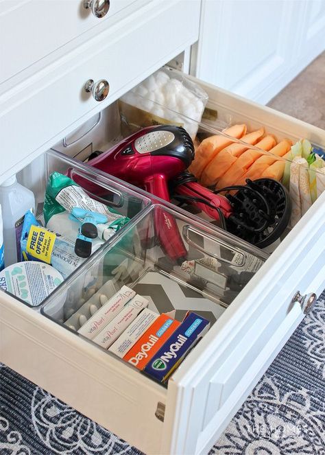 Are you bathroom cabinets and drawers a disaster? Check out the creative ways this blogger organized every last inch using items from around the house! Organize Bathroom, Diy Bathroom Storage Ideas, Bathroom Drawer Organization, Bathroom Cabinet Organization, Diy Bathroom Storage, Bathroom Drawers, Ways To Organize, Organize Drawers, Large Bathrooms