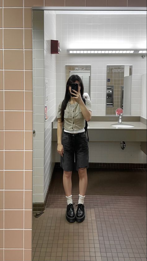 Jorts Korean Outfit, Shorts And Doc Martens Outfits, Short Doc Martens Outfits, Doc Martens With Shorts, Low Cut Doc Martens Outfit, Black Jorts Outfit Idea, Short Doc Martens, Low Doc Martens, Jorts Outfit Idea