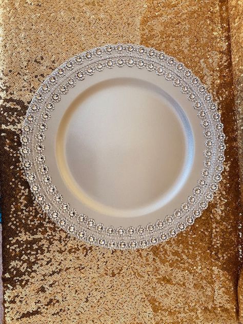 Plates Wedding Table, Centerpieces With Wine Glasses, Elegant Table Decor, Event Table Settings, Table Settings Everyday, Gold Table Setting, Silver Chargers, Plates Wedding, Silver Plates