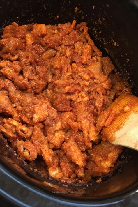 Tacos de chicharrón guisado in the slow-cooker - The Other Side of the Tortilla Chicharrones Tacos, Pork Chicharrones Recipe, Chicharones Recipe, South American Dishes, Hispanic Recipes, Ww Food, Latin Recipes, Red Salsa, Food Boards