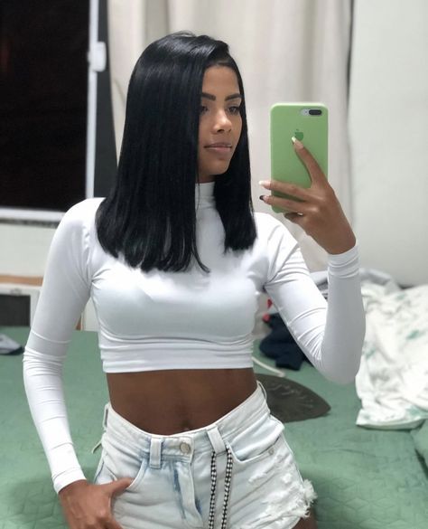 Dark Blue Hair, Penteado Cabelo Curto, Makeup Makeover, Beauty Inspiration, Blue Hair, Pretty Woman, Beautiful Hair, White Jeans, Books Wattpad