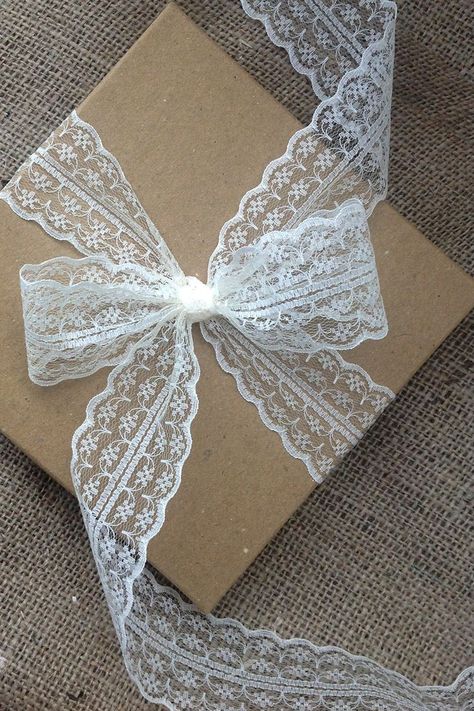 Lace Ribbon Gift Wrapping, Lace Ribbon Bow, Kraft Invitation, Diy Wedding Stationery, Twisted Ribbons, Invitations Card, Diy Wedding Invitations, Creative Gift Wraps, Wedding Gift Wrapping