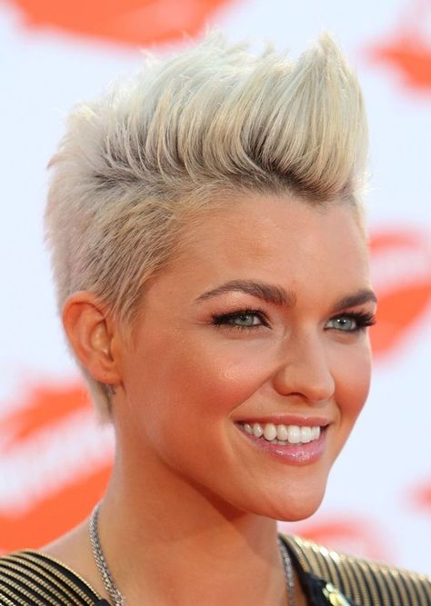 28 Trendy Faux Hawk Hairstyles for Women 2018 Wedding Hairstyles For Short Hair Pixie Shaved Sides, Faux Hawk Women, Blonde Ideas, Hairstyles For Fat Faces, Faux Hawk Hairstyles, Short Shaved Hairstyles, Pompadour Hairstyle, Quiff Hairstyles, Woman Shaving