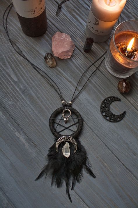 Atrapasueños Diy, Witch Accessories, Wiccan Crafts, Witch Necklace, Witch Diy, Diy Collier, Witchy Crafts, Witch Jewelry, Pagan Jewelry