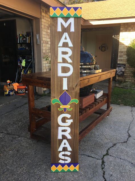 Mardi Gras porch sign Mardi Gras Porch Sign, Mardi Gras Wood Signs, Mardi Gras Diy Decorations, Diy Mardi Gras Decorations, Mardi Gras Party Food, Mardi Gras Sayings, Mardi Gras Diy, Mardi Grad, Mardi Gras Float