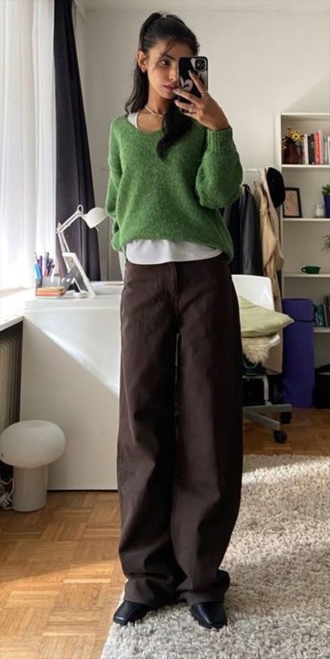 Normcore Aesthetic Summer, Brown Pants Aesthetic, Brown Pants, Mode Inspo, Winter Fits, Moda Vintage, 가을 패션, Casual Style Outfits, Looks Vintage