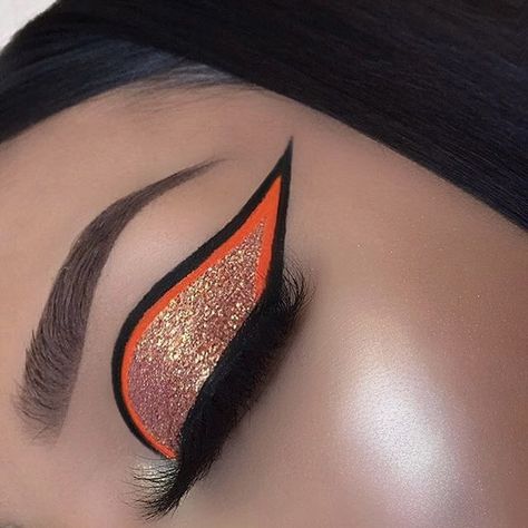 Neon, eyeliner, lashes, beuty, neon liner, rave, festival, makeup, makeup looks, orange, cute. Eyeliner Makeup Looks, Neon Eyeliner, Holloween Makeup, Orange Makeup, Face Paint Makeup, Halloween Eye Makeup, Graphic Makeup, Graphic Eyeliner, Eyeliner Makeup