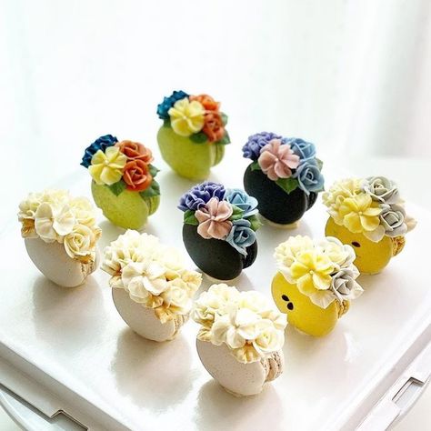 Sweet Petal Cake on Instagram: "Macarons season 2600 THB" Macaroon Designs, Floral Macarons, Fancy Macarons, Macaroon Ideas, Flower Macarons, Macaroons Wedding, Macaron Flower, Strawberry Towers, Macaron Designs