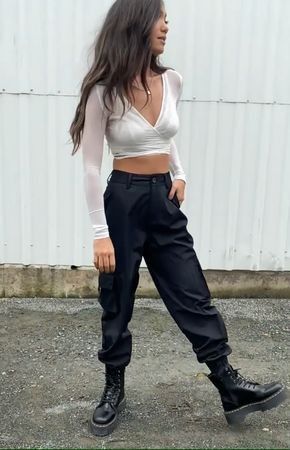 Cotton Cargo Pants Women, Cargo Pants Styling Ideas, Jogger Pants And Boots Outfit, Jogger Pants With Boots Outfit, Cargo Pants Boots Outfit, Black Cargo Joggers Outfit, Cargo Pants With Boots, Cargo Pants And Boots, Cargo Pants With Heels