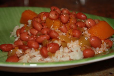 Habichuelas Rosadas Guisadas Fáciles (Easy Stewed Pink Beans) – Foodielady Pink Beans Recipe, Puerto Rican Recipes Rice, Yuca Recipes, Habichuelas Guisadas, Dry Beans Recipe, Mexican Food Dishes, Healthy Lunches For Work, Puerto Rico Food, Boricua Recipes