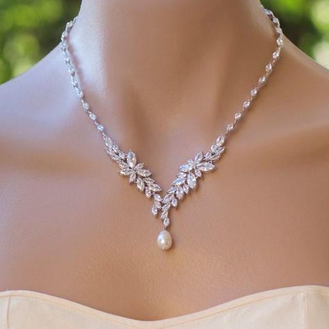 Gold Necklace Wedding, Necklace White Gold, Necklace With Pearl, Backdrops Necklace, Diamond Jewelry Necklace, White Gold Wedding, Necklace White, Wedding Jewelry Sets, Bridal Jewelry Sets