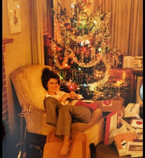 23 Photos We Found This Week That Are The Definition Of Old-School Cool 1970s Christmas, Capsule House, 1960s Christmas, Glamorous Christmas, Vintage Christmas Photos, Vintage Christmas Images, Christmas Shows, Mid Century Christmas, Married Christmas