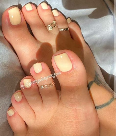 Pale Yellow Pedicure, Light Yellow Pedicure, Yellow Nails Pedicure, Pastel Yellow Pedicure, Feet Nails Color Gel Polish, Light Yellow Toe Nails, Toe Color Ideas Summer, Pastel Yellow Toe Nails, Pastel Toe Nail Colors