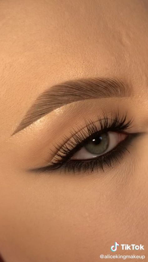 “It’s simple, short, sweet, to the point, and nearly fool-proof.” Reverse Cat Eye, Cat Eye Look, Make Up Designs, Black Eye Makeup, Eye Makeup Images, Cute Eye Makeup, Eye Makeup Pictures, Eye Makeup Designs, Black Makeup