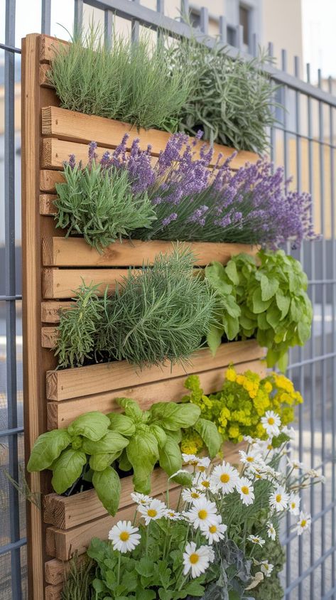 24+ Creative Ways To Plant Along Your Fence Line! Vertical Garden Bed, Vertical Garden On Fence, Chain Link Fence Ideas Cover Up, Small Vertical Garden, Garden Fence Decor, Vertical Plant Wall, Diy Vertical Garden, Drought Resistant Landscaping, Flower Bed Edging