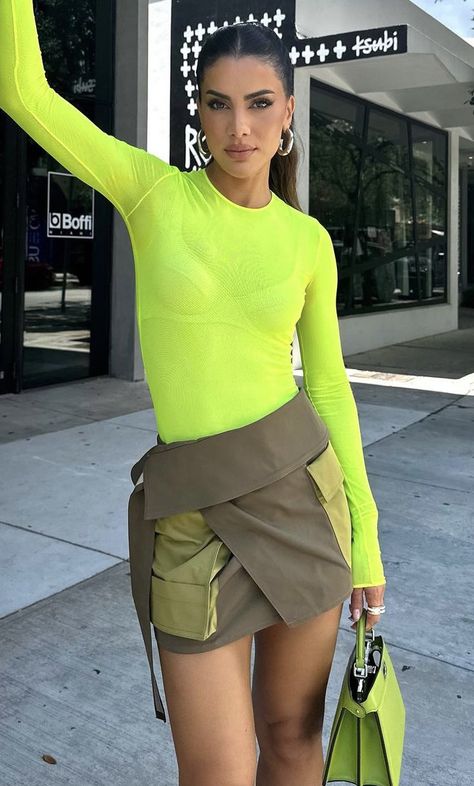 Neon Yellow Top Outfit, Neon Yellow Outfit Ideas, Neon Yellow Outfit, Lime Green Outfits, Green Sequin Skirt, Nct Concert, Sequin Skirt Outfit, Street Fashion Show, Neon Outfits